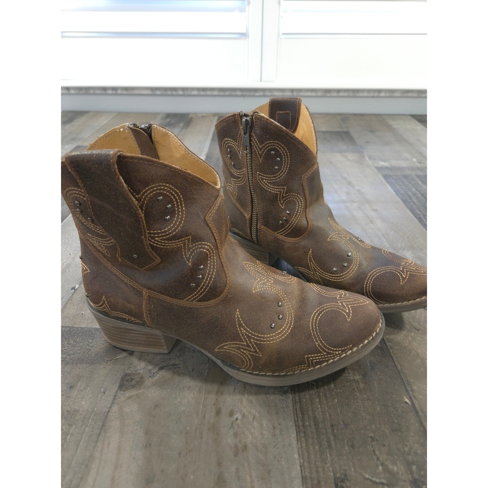 Sterling River Distressed Size 9.5 M Brown Studded Leather Cowgirl Ankle Booties
